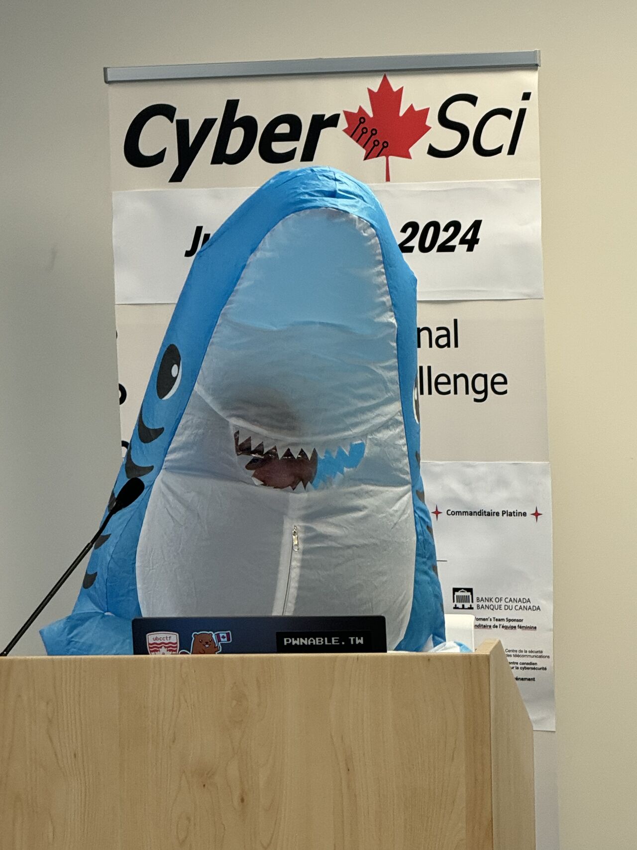 Shark-podium